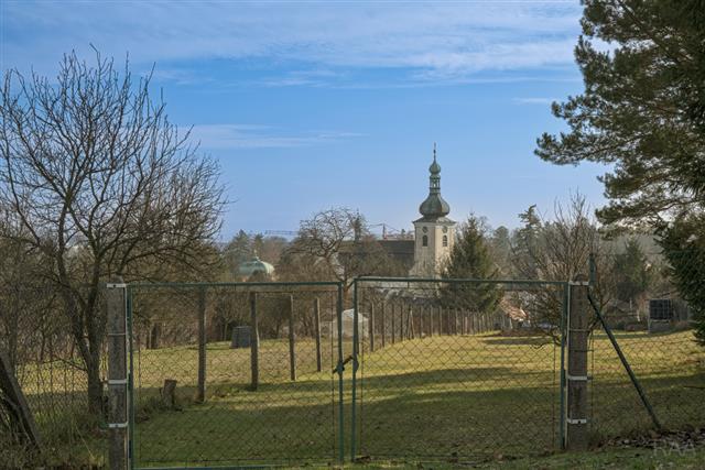 výhled z pozemku na kostel v Buchlovicích [3/26]